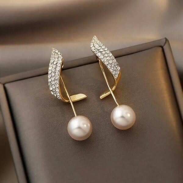 Geometric Twist Ring Pearl Earring